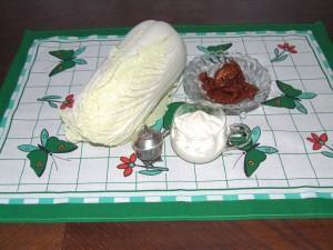surówka z kapusty pekińskiej i pomidorów suszonych