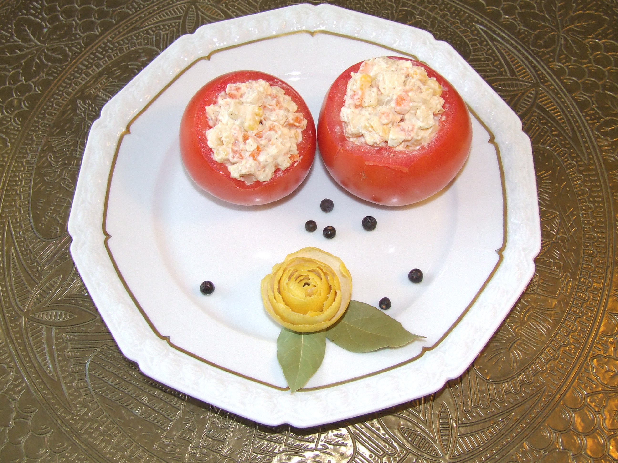 Sałatka jarzynowa w pomidorach