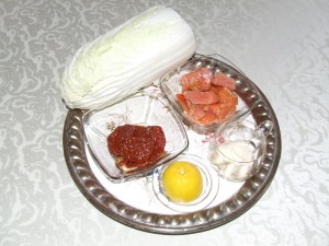 Kapusta pekińska z łososiem i pomidorami suszonymi