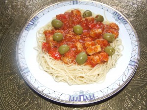Spaghetti z mięsem drobiowym w sosie pomidorowym